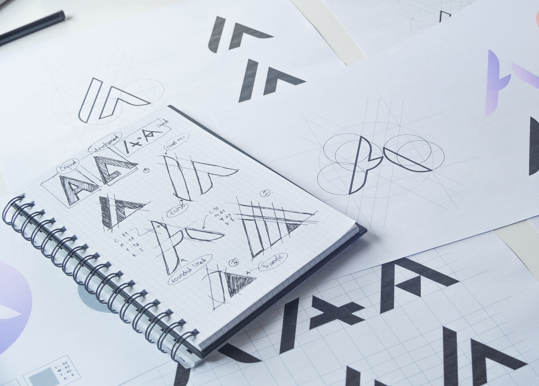 Diseñadora trabajando en la estrategia de marca y la identidad visual de un negocio, explicando por qué un logo no es suficiente para destacar.